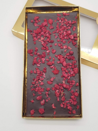Шоколадная плитка из темного шоколада с сублимированной малиной 100 грамм фото 1